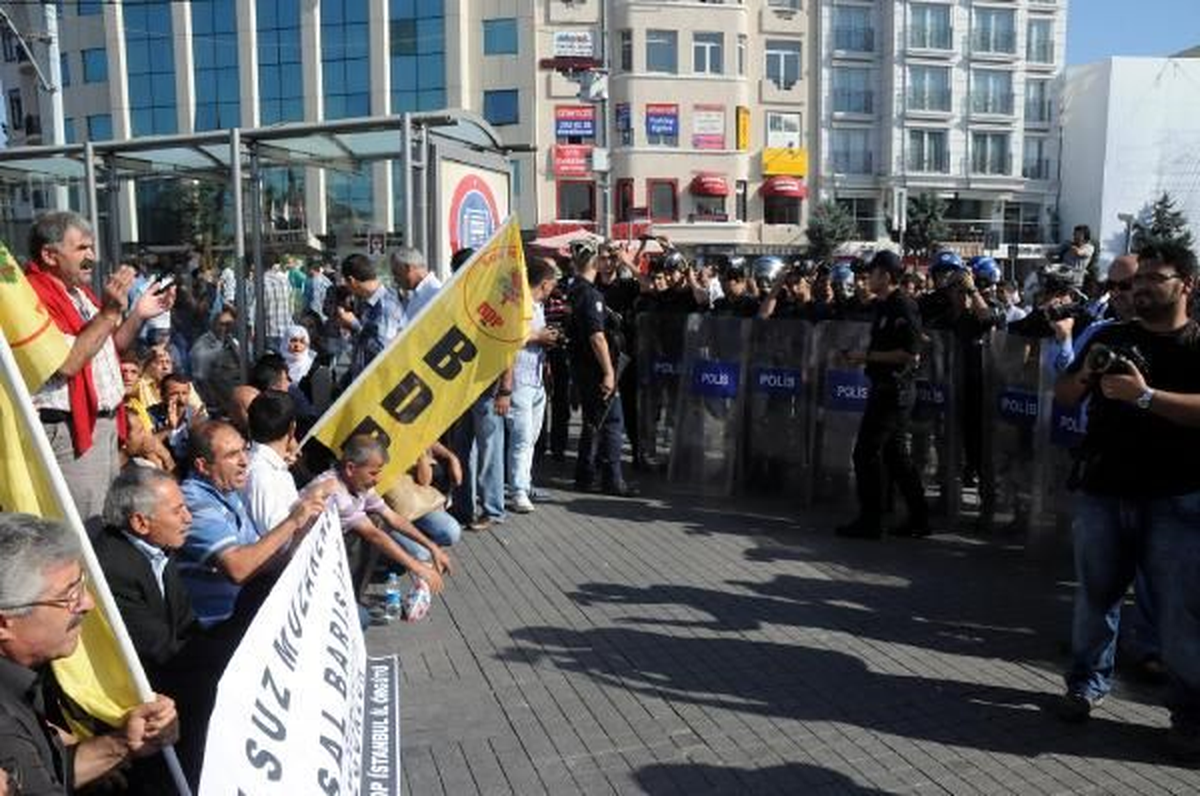 Polisin Müdahale Ettiği BDP\'liler Ara Sokaklara Kaçıştı