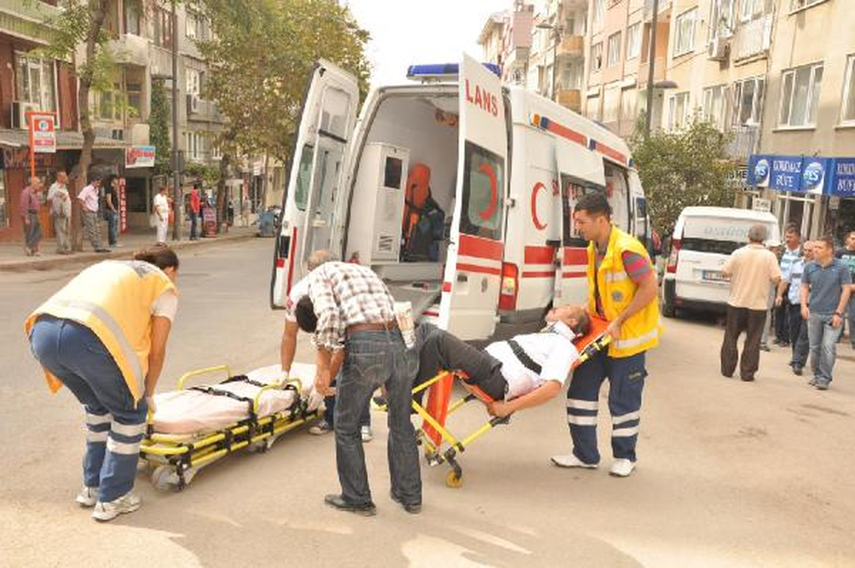 Sürücüsü Kalp Krizi Geçiren Minibüs Büfeye Daldı