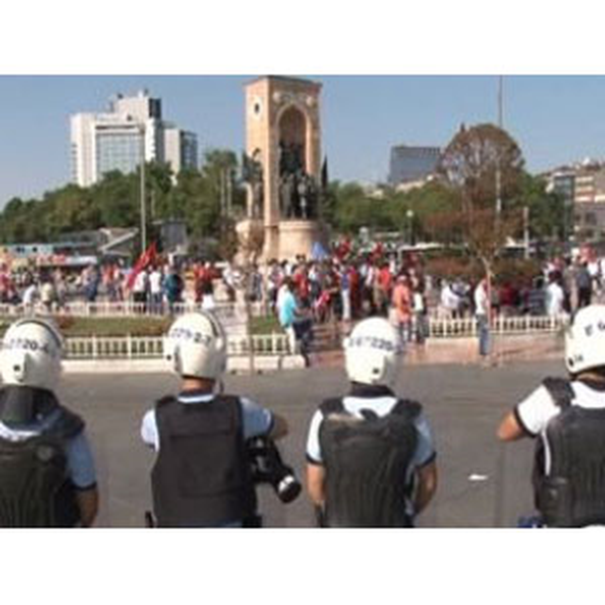 Taksim Meydanı Afgan Çiftin Çocuk Savaşına Sahne Oldu
