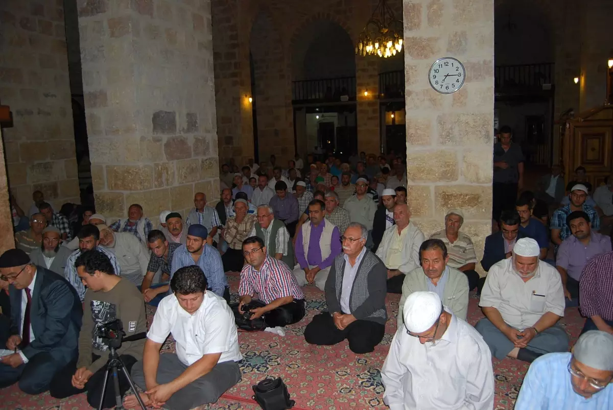 Tarihi Hoşkadem Camisi\'nde Kur\'an Ziyafeti