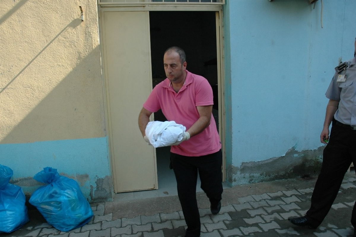 Terk Edilen 1,5 Aylık Bebek Parmaklıları Kopan Beşikten Düşüp Öldü