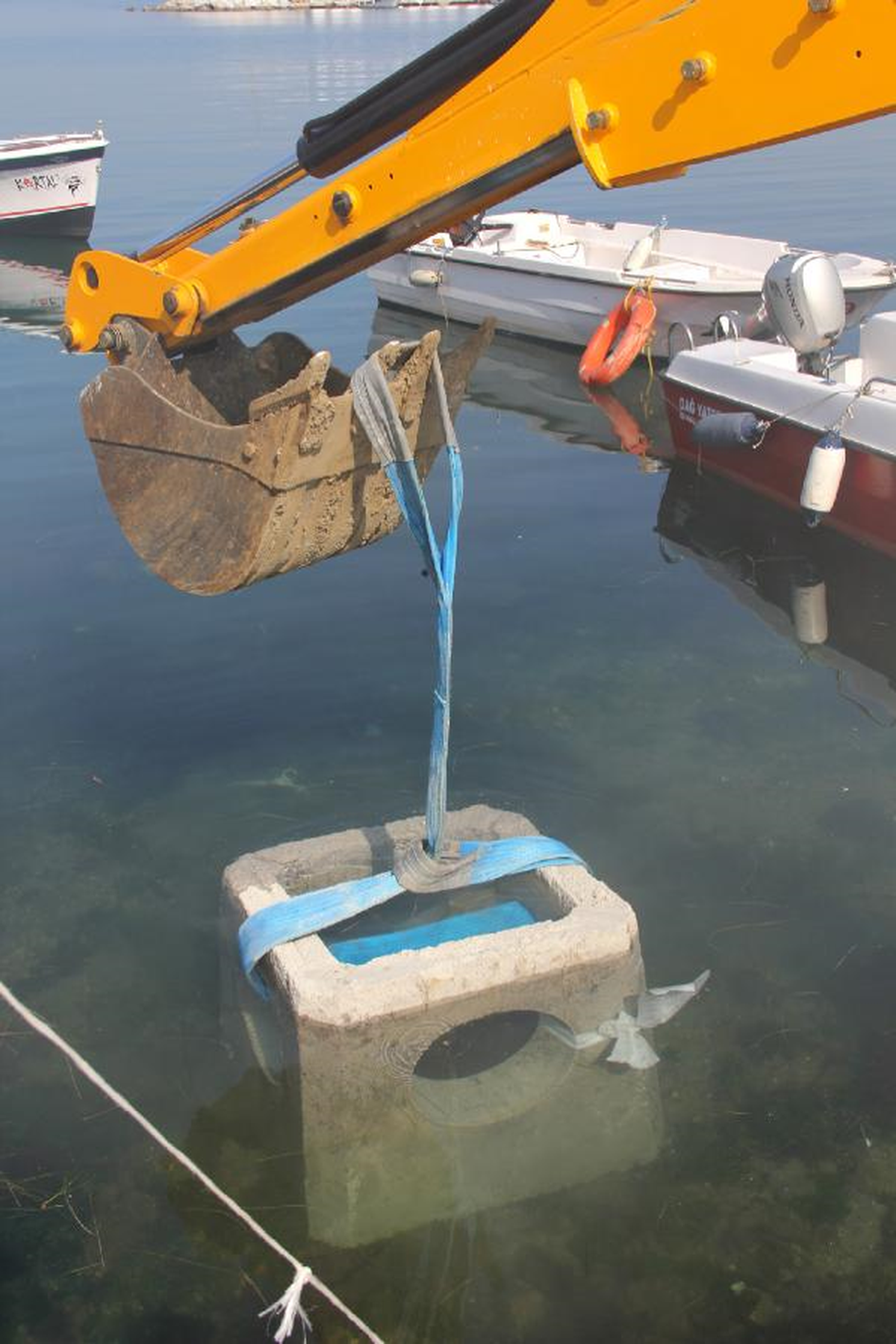 Yalova\'da Beton Resif Denize Bırakıldı