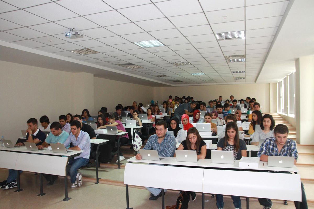 Zirveli Öğrencilerin Macbook\'ları Elmacı Pazarı\'ndan