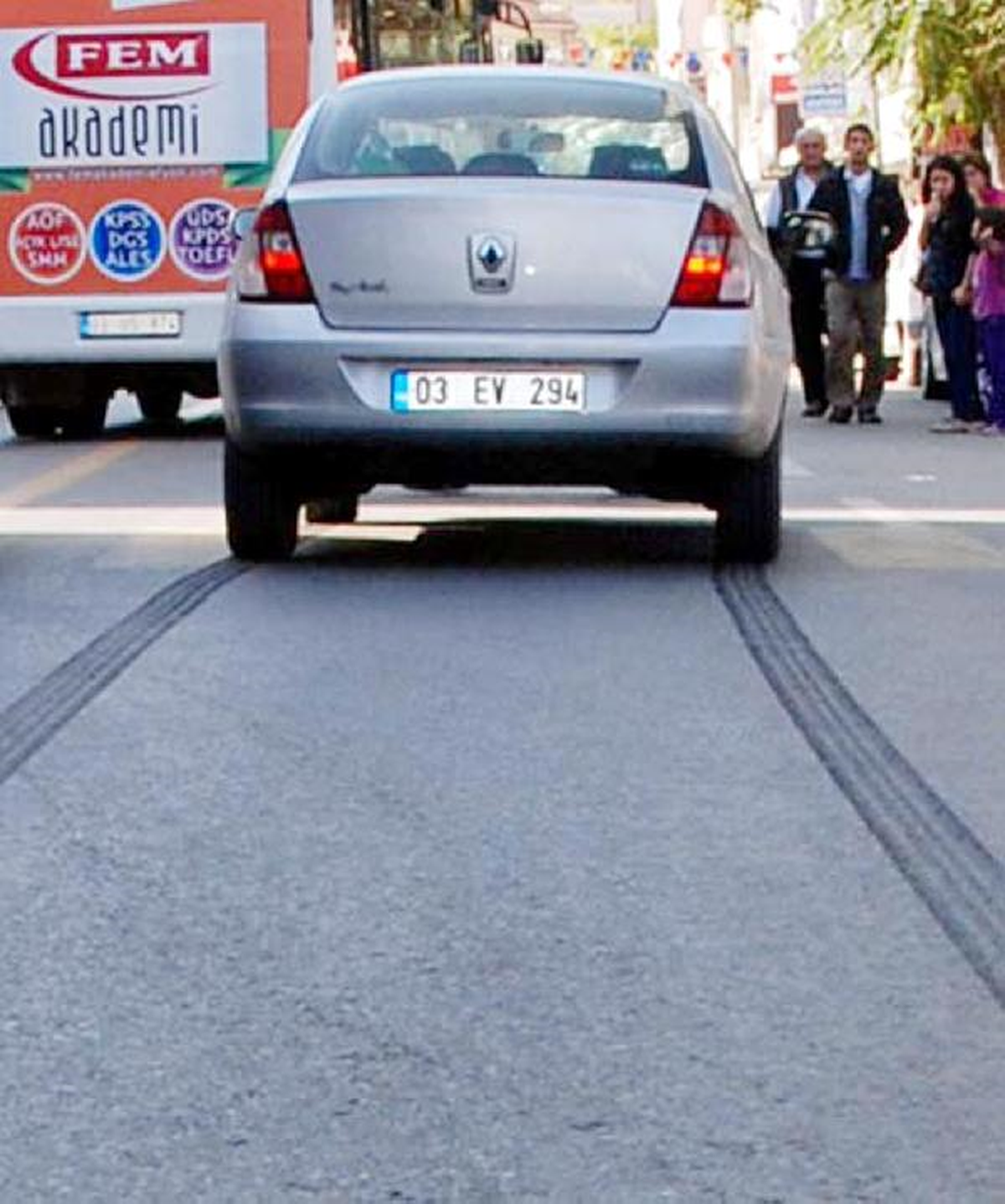 15 Metre Frene Rağmen Duramayıp Çarptı
