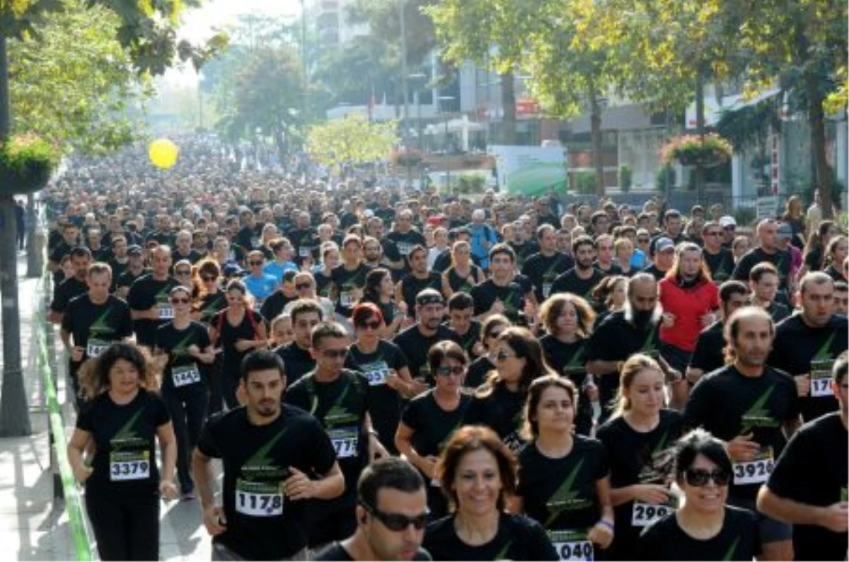 6 Bini Aşkın Kişi Bağdat Caddesi\'nde Run Istanbul\'la Koştu
