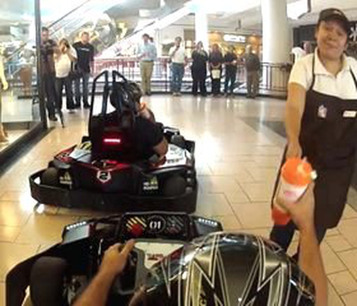 Alışveriş Merkezinde Go Kart Yarışı Yaptılar!