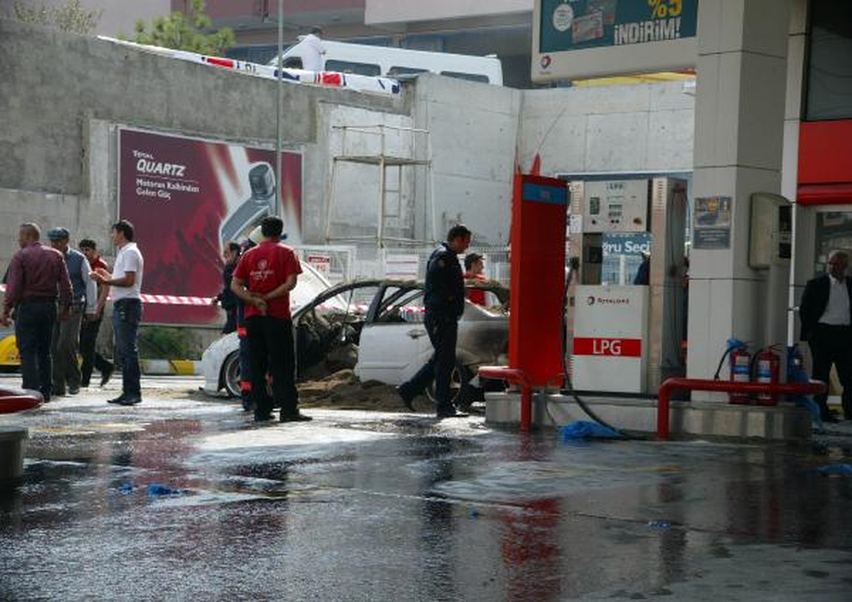 Benzin İstasyonunda Korkutan Otomobil Yangını