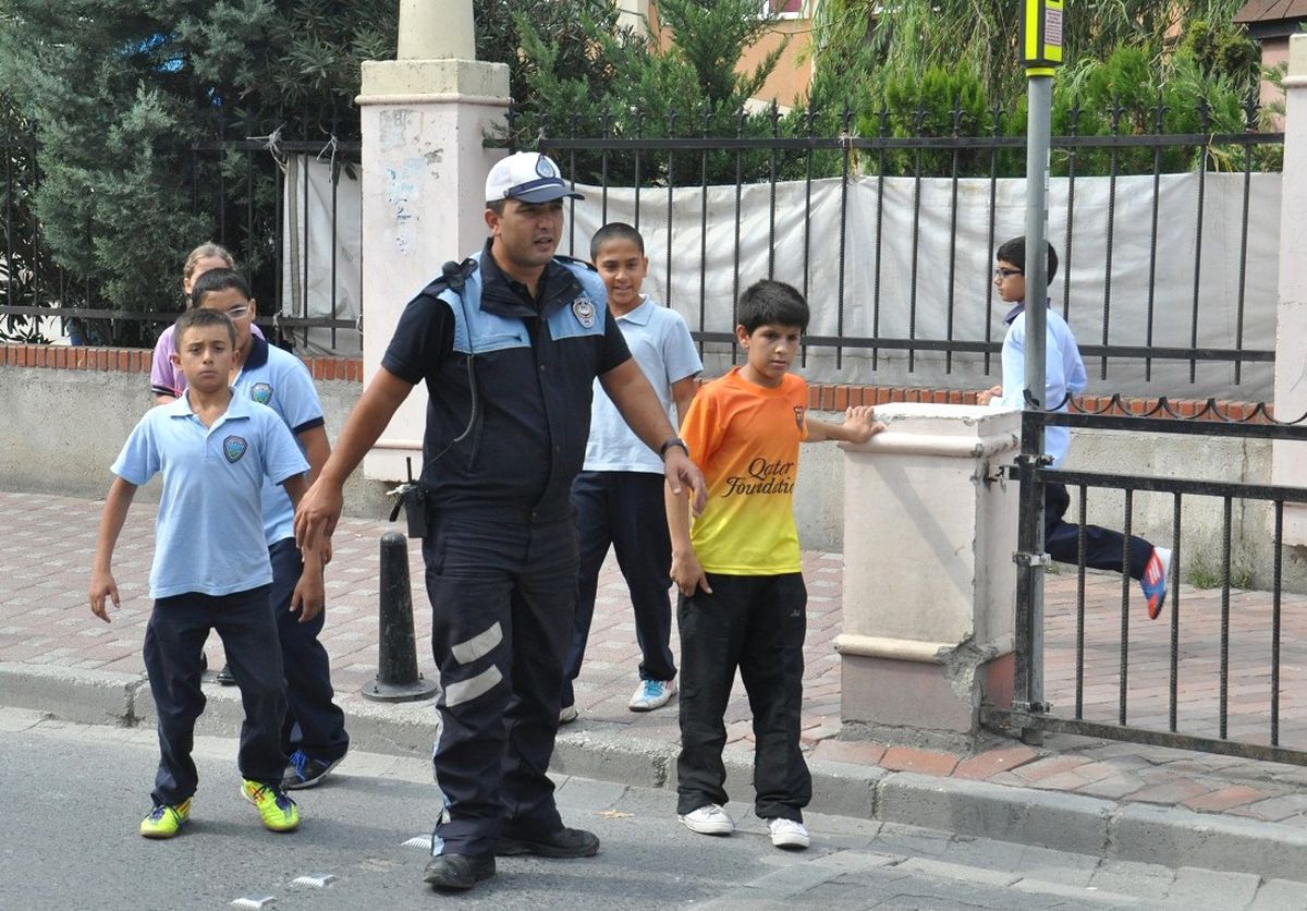 Büyükçekmece\'de Zabıtalar Okul Önünde Trafik Güvenliğini Sağlıyor
