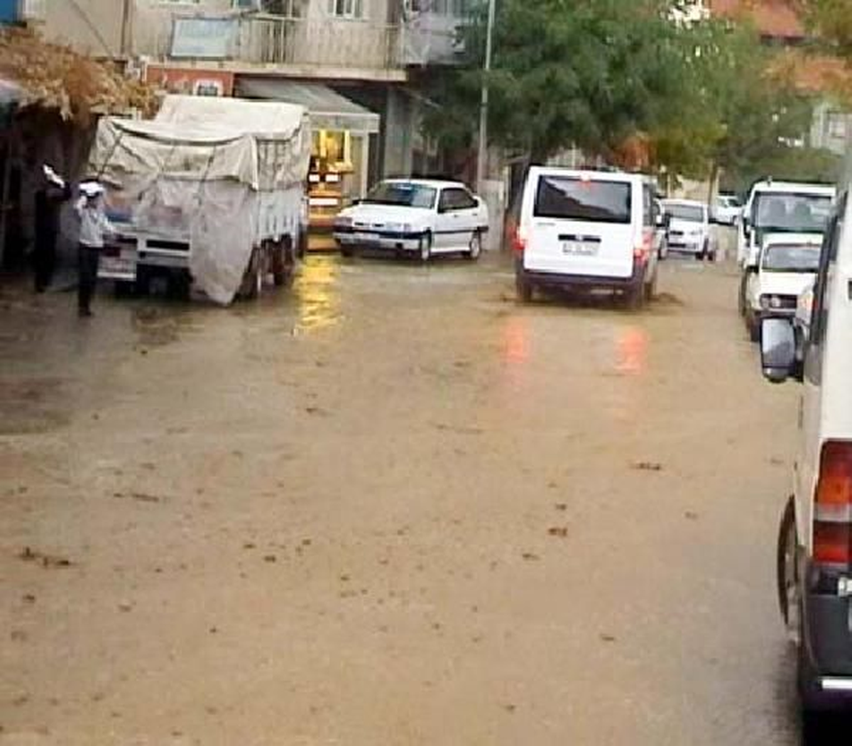 Çelikhan\'da Yağmur ve Dolu Hayatı Felç Etti