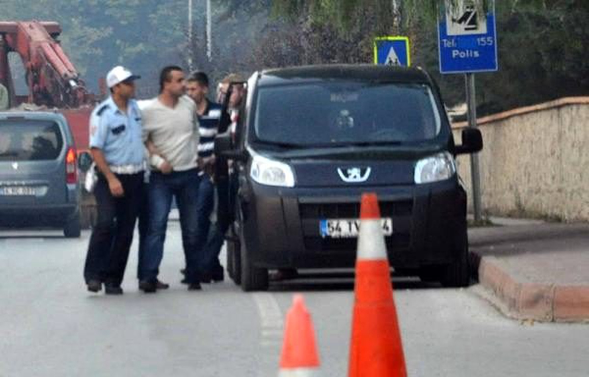 Firari, İki Kadınla Otomobilde Yakalandı