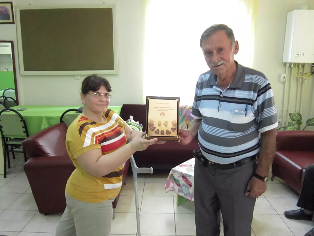 Engelli Dostu Öğretmene Plaket