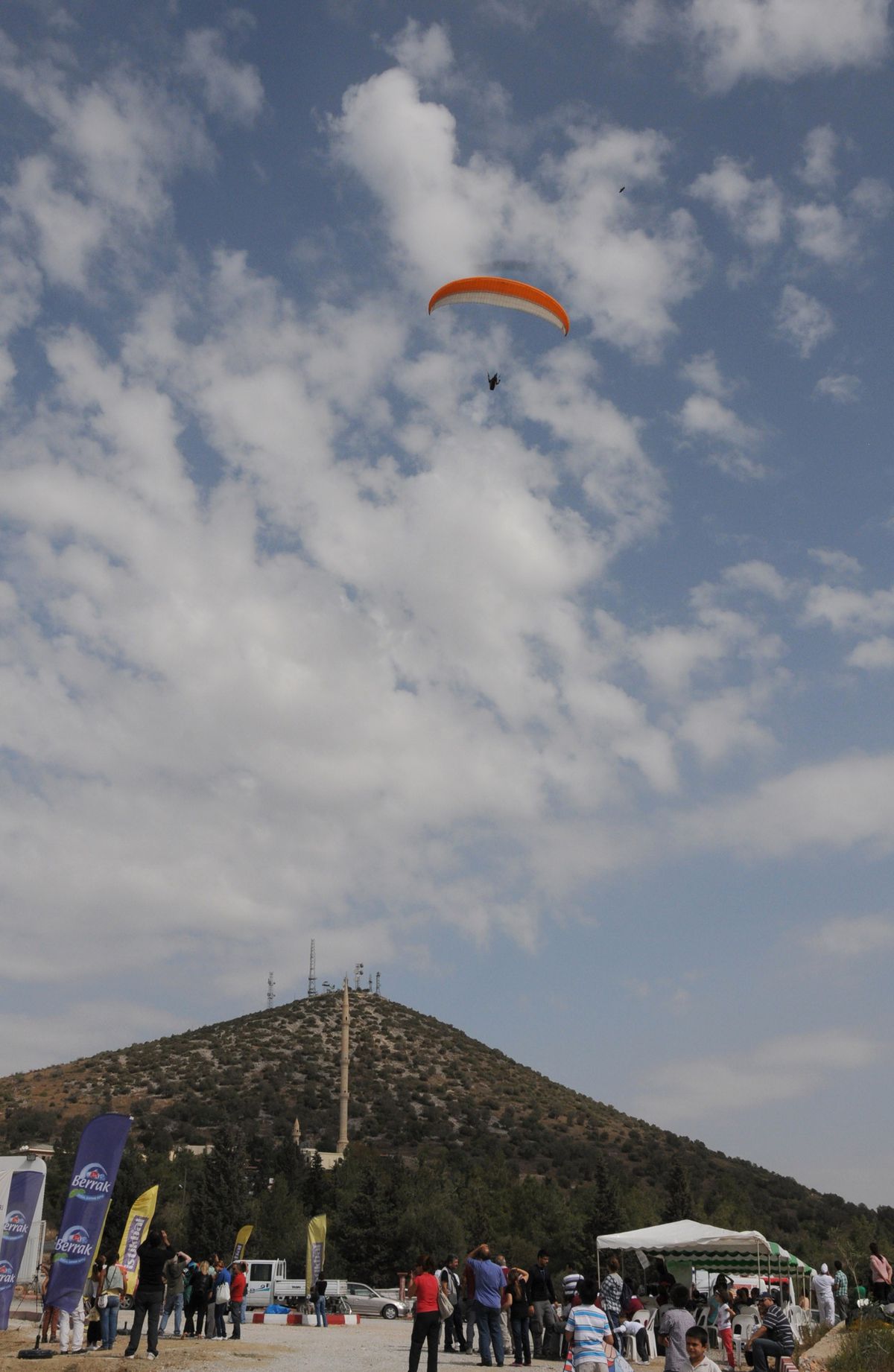 Eshab-I Kehf\'te Yamaç Paraşütü Festivali