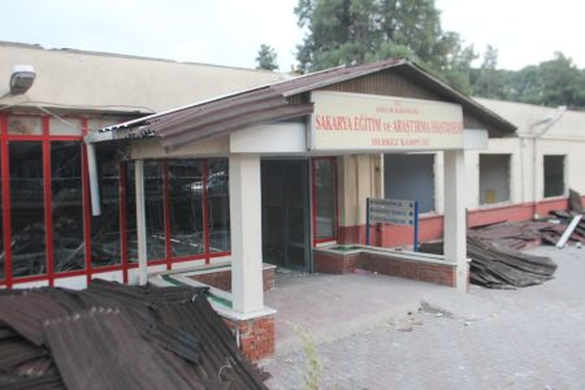 Eski Devlet Hastanesi\'nin Yıkımı Devam Ediyor