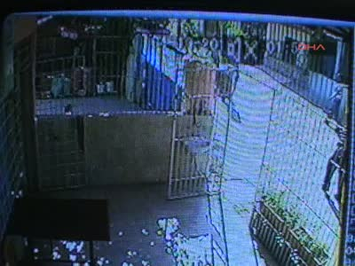 Hırsızlık Şüphelisine Meydan Dayağı Denizli\'de, Hırsızlık Suçundan Poliste Kaydı Bulunan 17...
