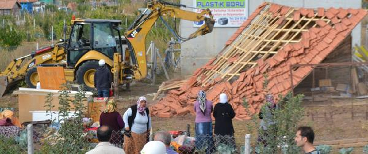 Hobi Bahçesine Yapılan Betonarme Binalar Yıkıldı