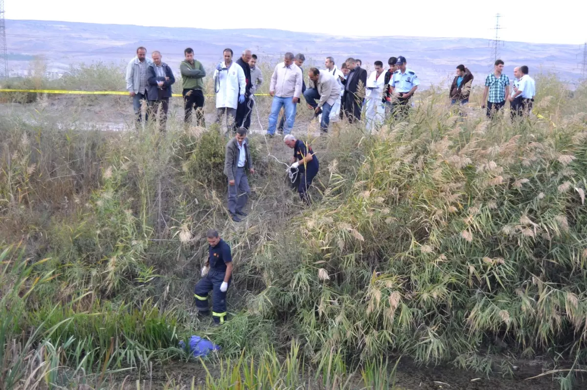 Kafasına Sıkıp Su Kanalına Attılar