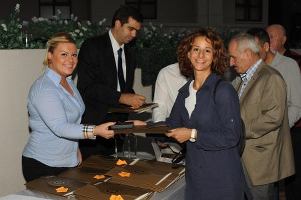 Kat Mülkiyet Tapuları Verildi