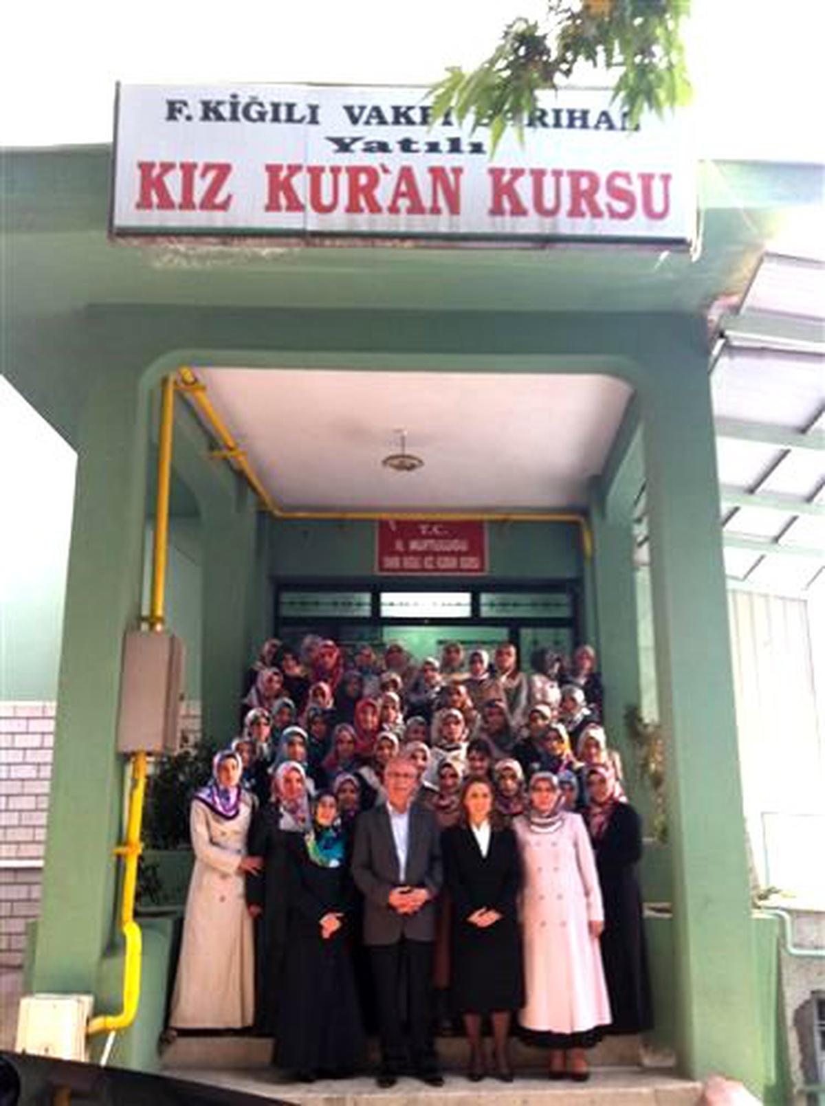 Milletvekili Öznur Çalık, Kız Kur\'an Kursunu Ziyaret Etti