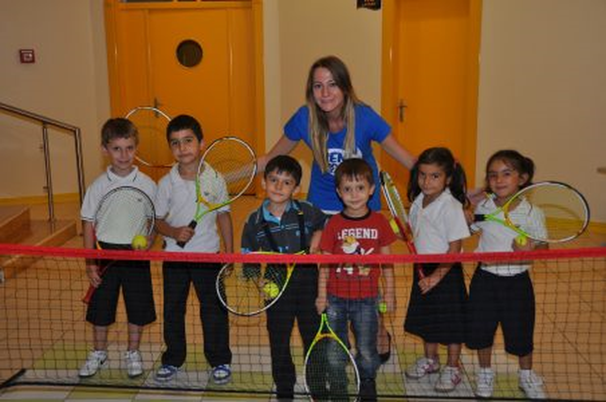Minik Öğrenciler Tenis Öğreniyor