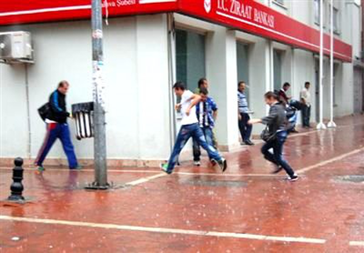 Yalovalı Yağmura Hazırlıksız Yakalandı