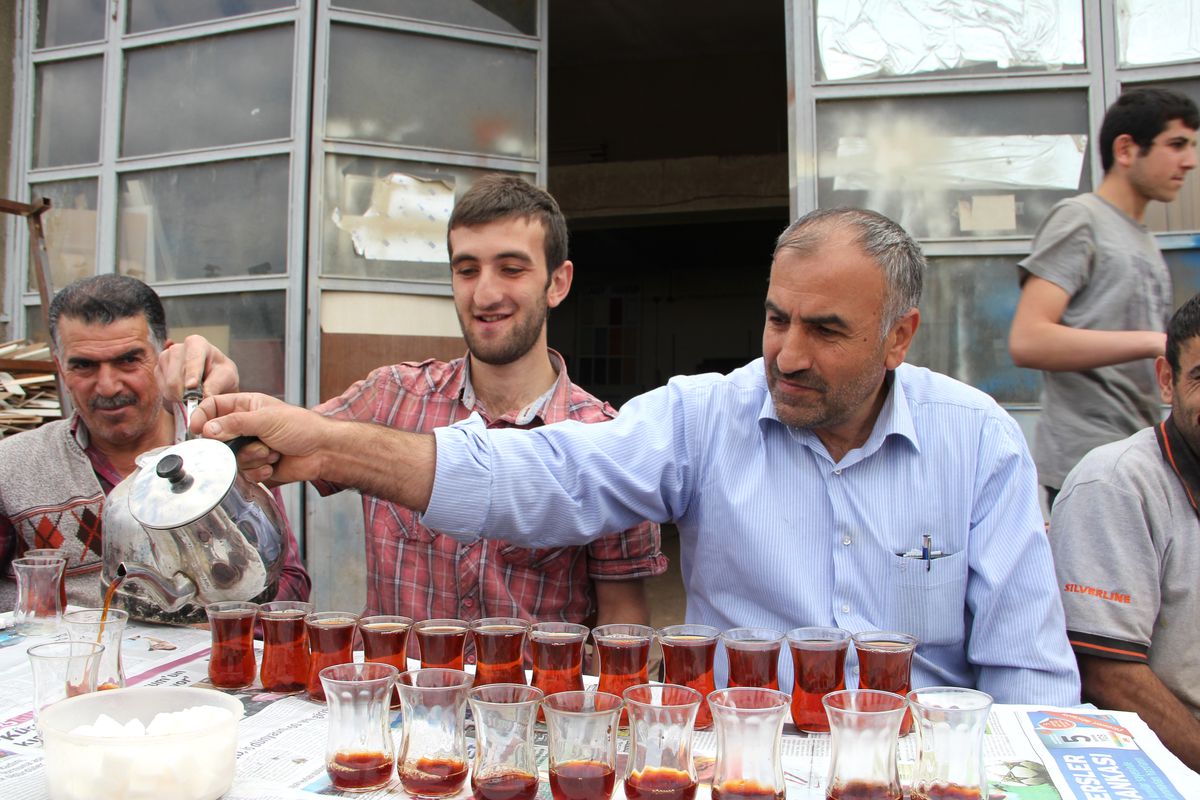 10 Yıldır Çay Geleneğini Sürdürüyorlar