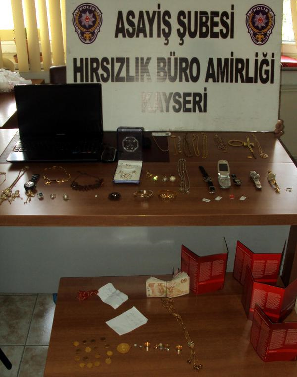 16 Evden Çaldığı Altınları Kiralık Kasaya Saklamış