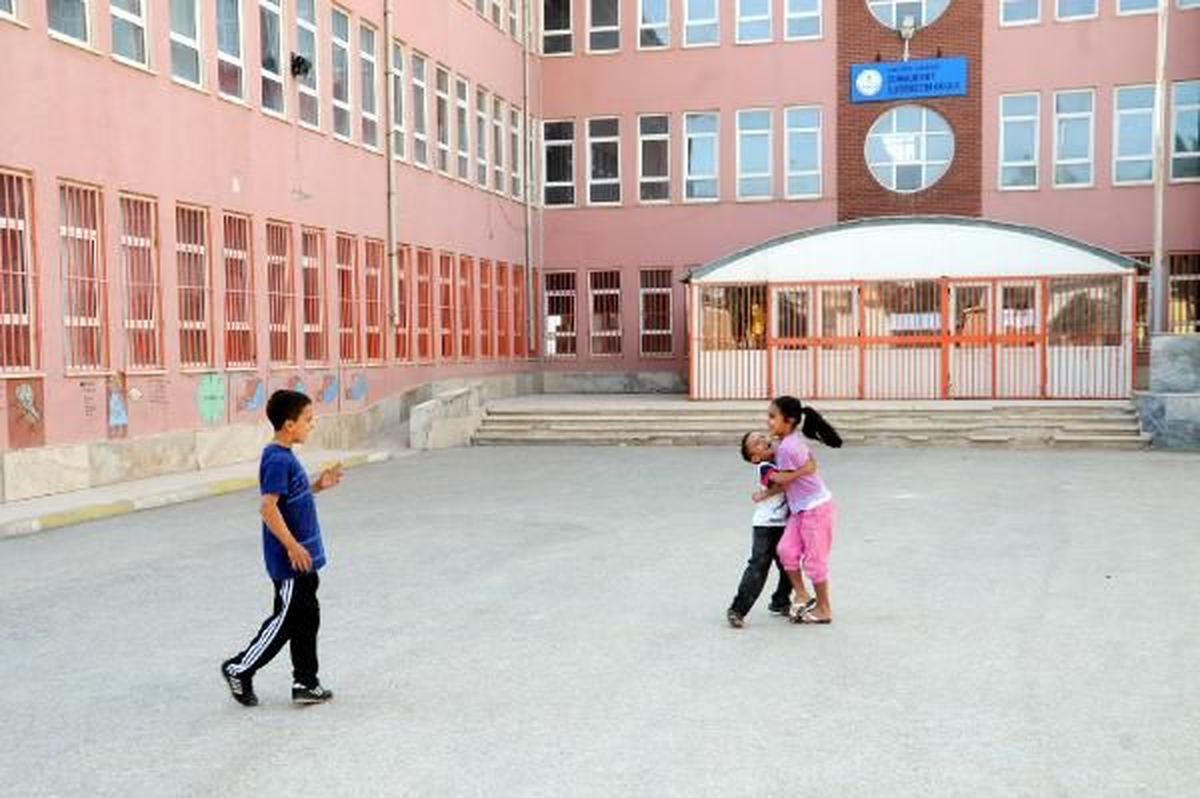 Akçakale\'de Okullar Bugün de Tatil