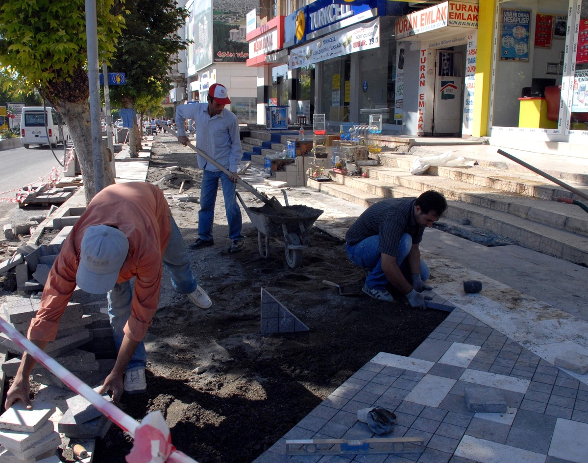 Atatürk Caddesi'nde Kaldırımlar Yenilendi