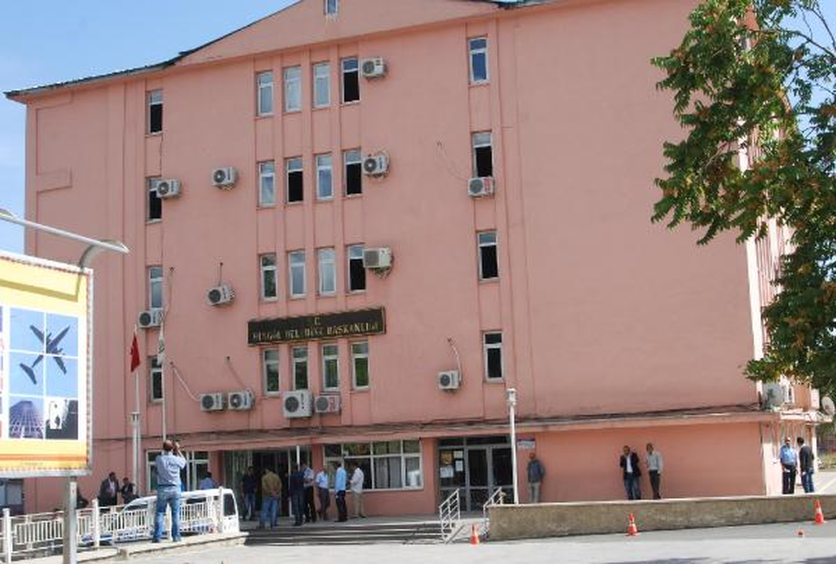 Bingöl Belediyesi\'ni Basıp Özel Kalem Müdürünü Dövdüler