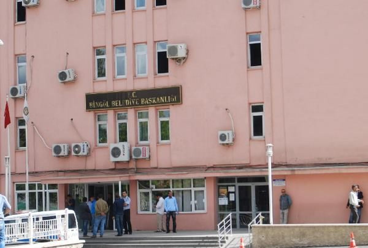 Bingöl'de Belediye Basıp Özel Kalem Müdürünü Darp Ettiler