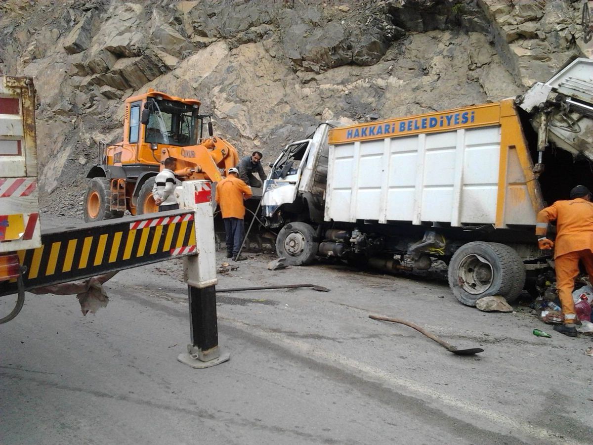 Çöp Kamyonu Devrildi, 3 Yaralı