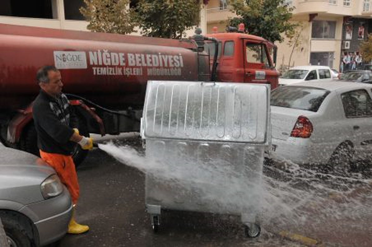 Çöp Konteynırları Dezenfekte Ediliyor
