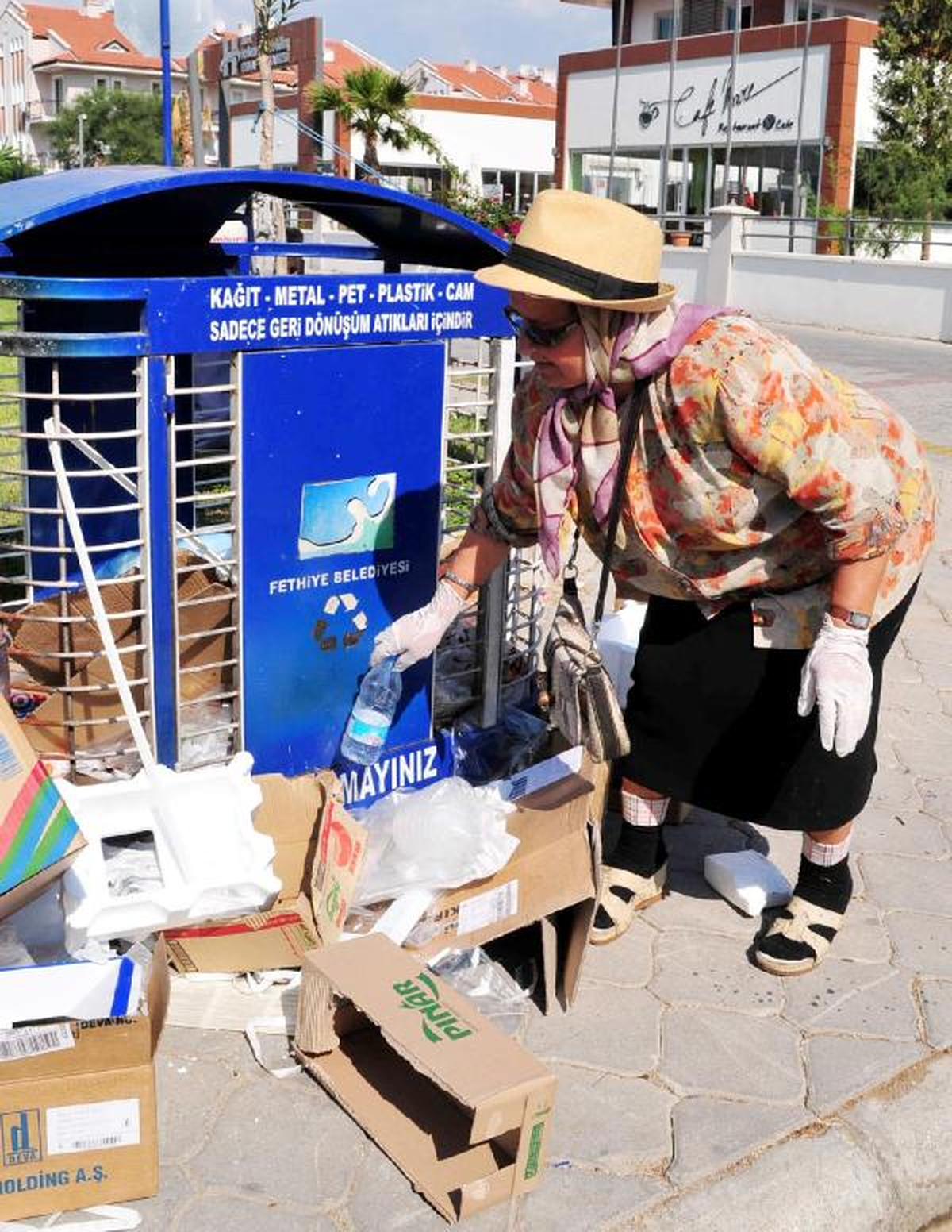 Engelliler İçin Her Hafta 10 Kilo Mavi Kapak Topluyor