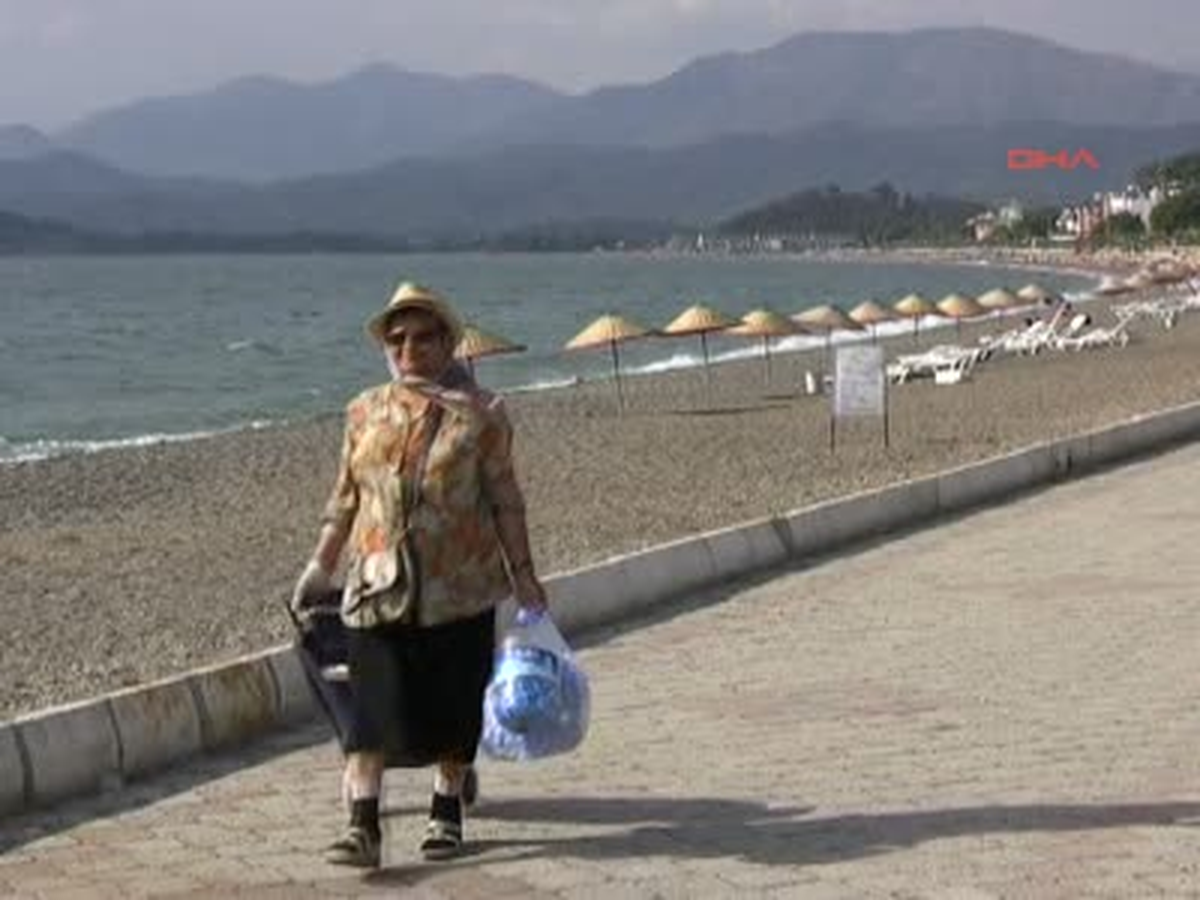 Fethiye Engelliler İçin Çöplerden Mavi Kapak Topluyor