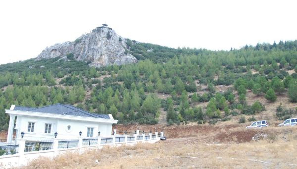 Genç Kız, Ağlayarak Kayalıklardan Atladı