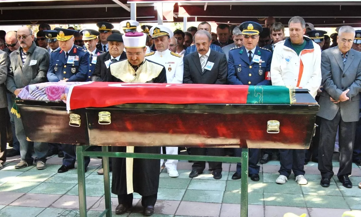 Gölcük Tershane Komutanı Şekerefeli\'nin Annesi Vefat Etti