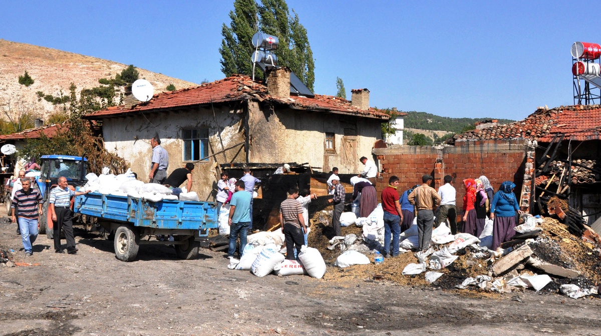 Göynük\'te Evleri Yanan Ailelerin Yaraları Sarılıyor