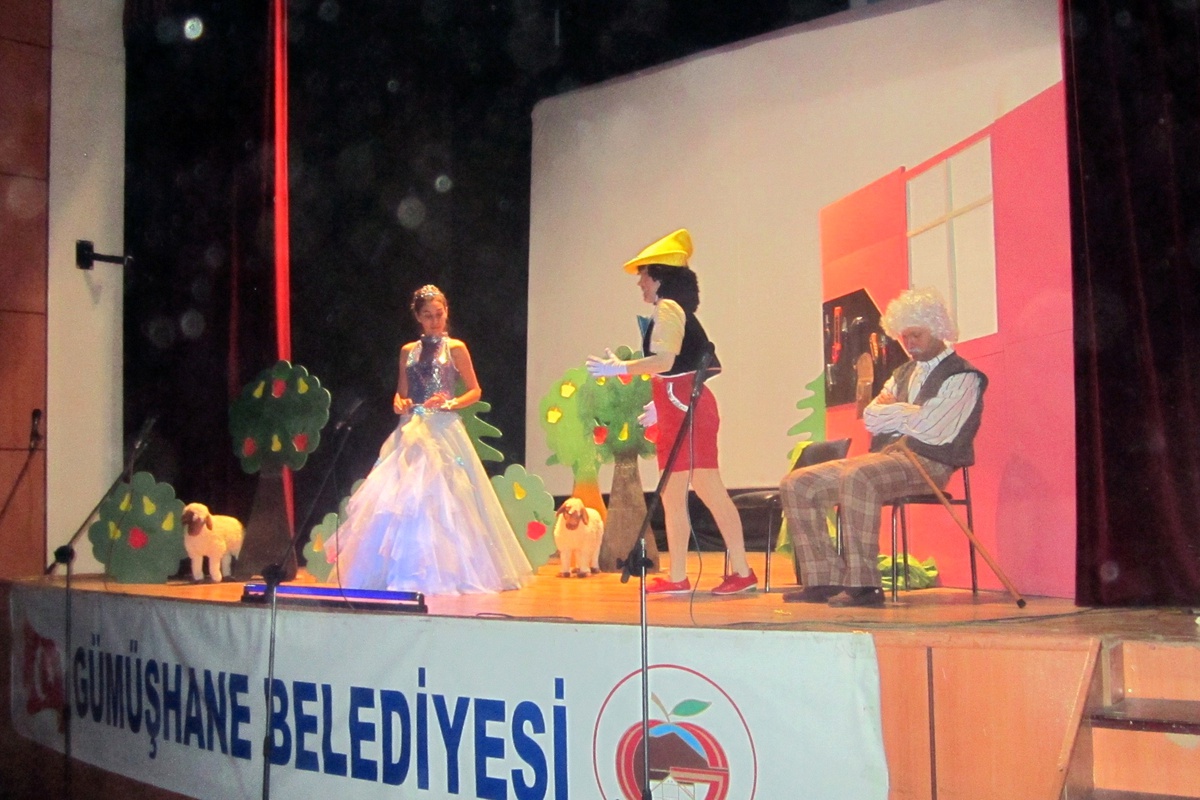 Gümüşhane Belediyesi 1400 Öğrenciyi Tiyatro ile Buluşturdu