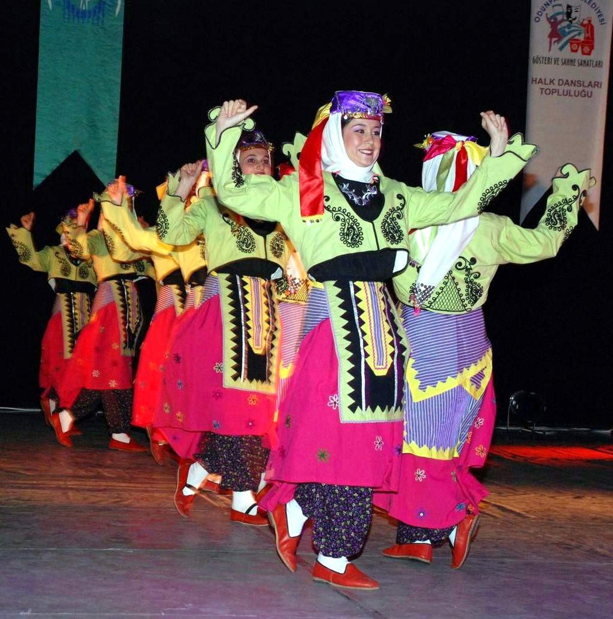 Halk Dansları Topluluğu Yeni Üyelerini Bekliyor