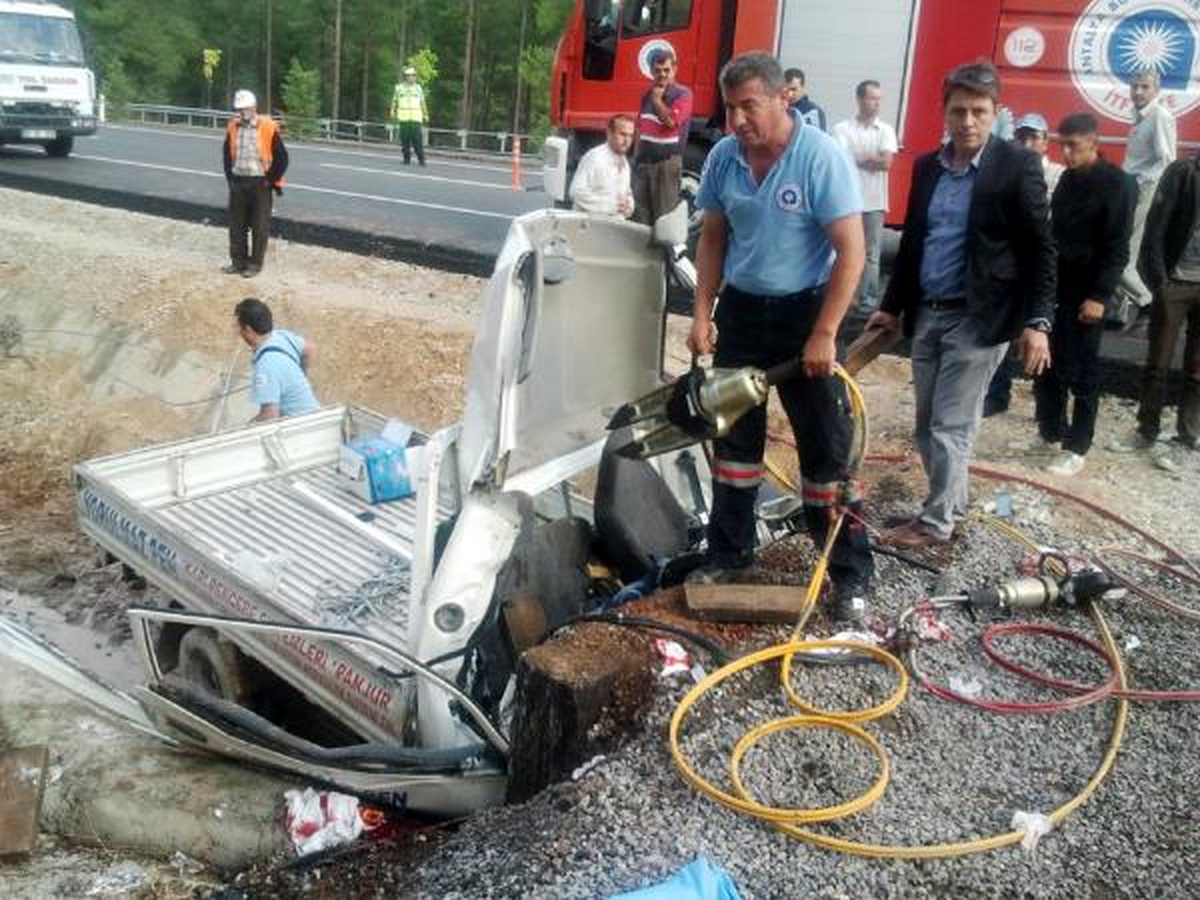 İşçileri Taşıyan Kamyonet Kaza Yaptı: 1 Ölü, 3 Yaralı