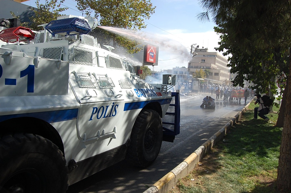 İzinsiz Yürümek İsteyen BDP\'lilere Polis Müdahalesi