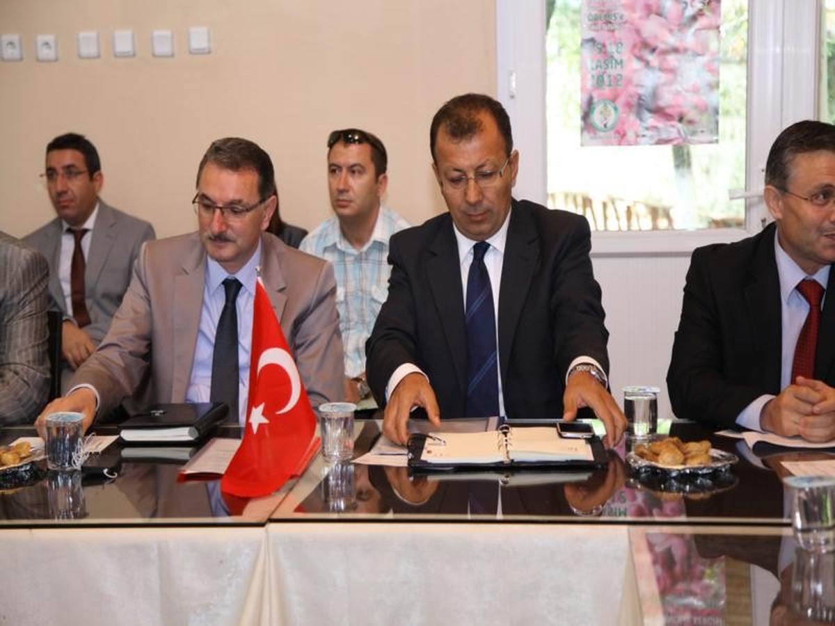 İzmir Tarımı Bademli\'de Masaya Yatırıldı