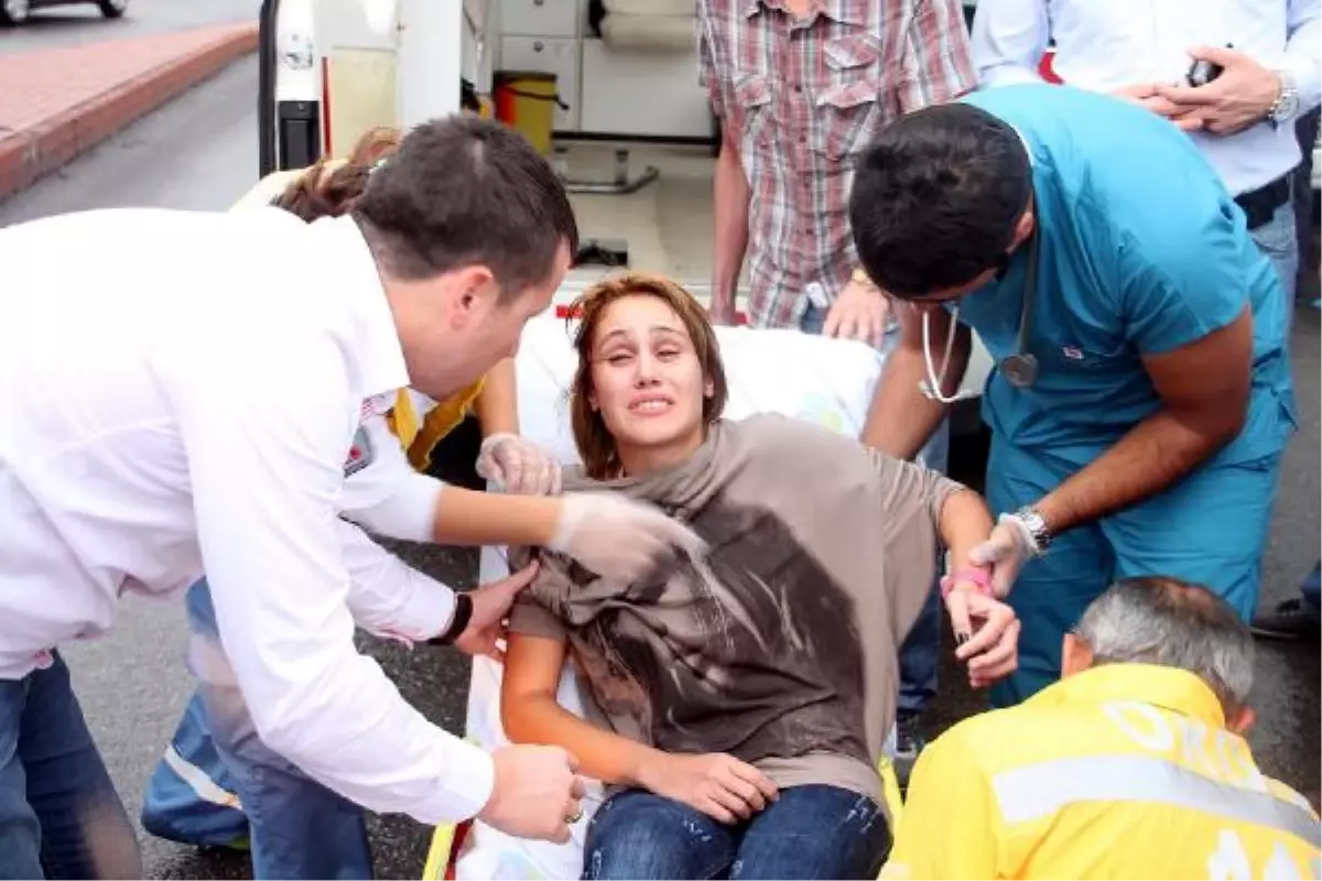 Kaldırıma Çıkan Otomobil 2 Kişiyi Yaraladı