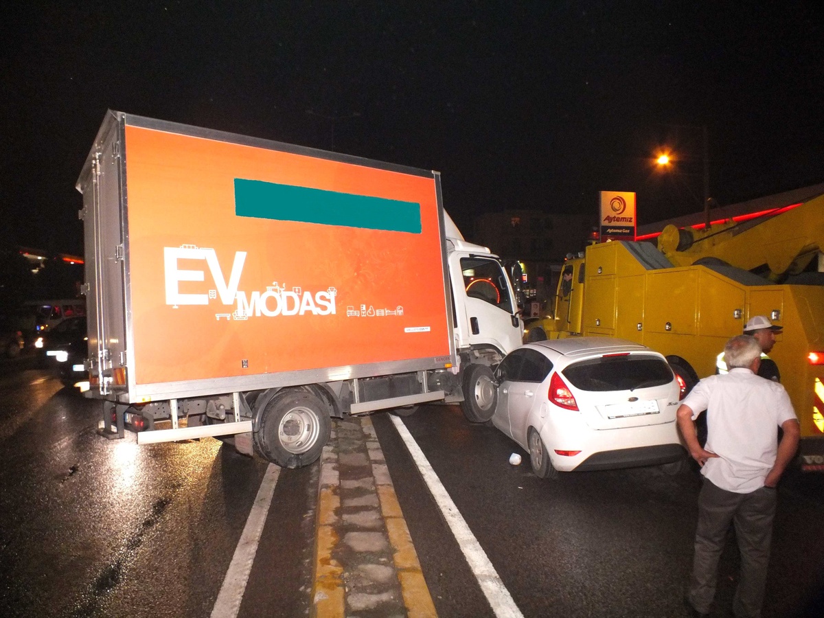 Kontrolden Çıkan Kamyon Otomobilin Üzerine Çıktı
