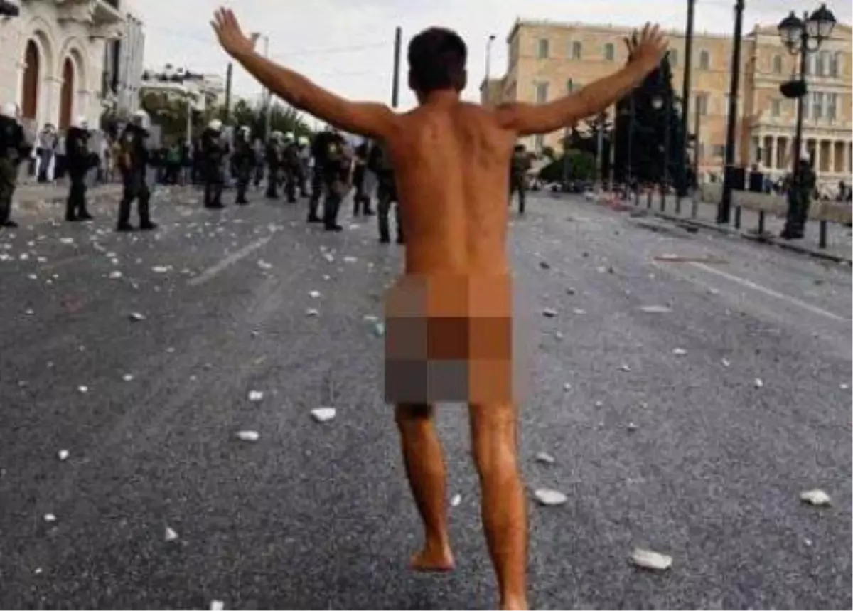 Merkel'e Çıplak Protesto