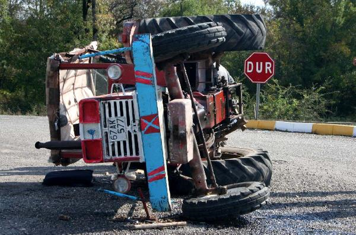 Minibüs Traktöre Çarptı: 7 Yaralı