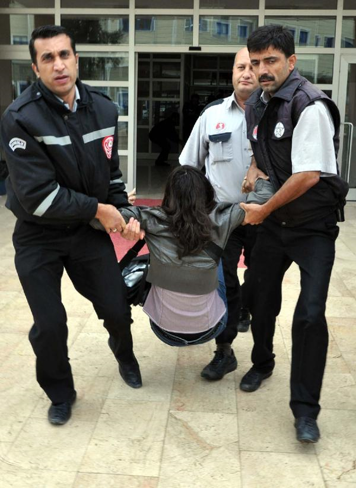 Öğrenciler Özel Güvenlikçileri Sıcak Çayla Haşladı