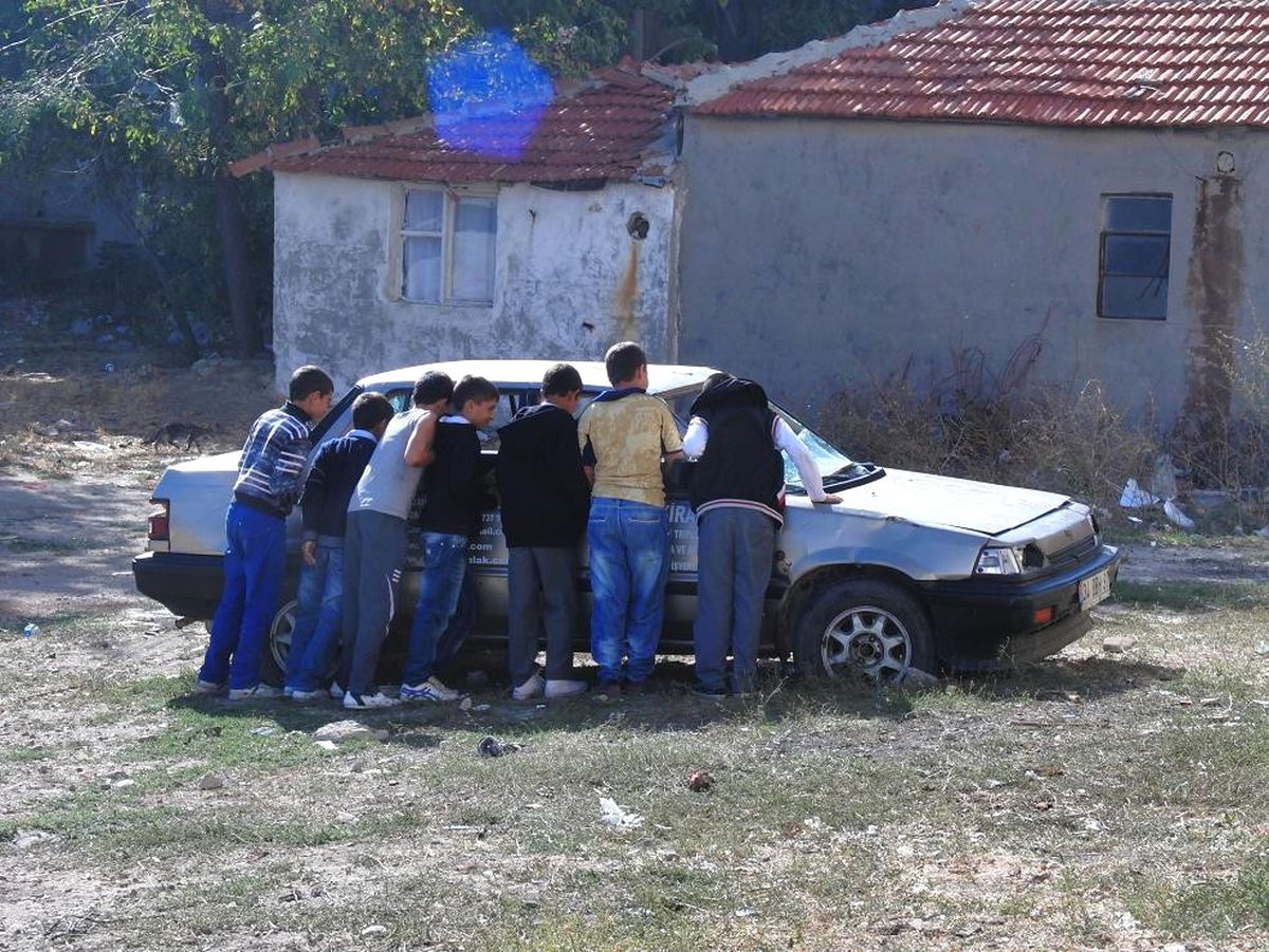 Okul Önündeki Terk Edilmiş Araç, Öğrenci Velilerini Tedirgin Ediyor…