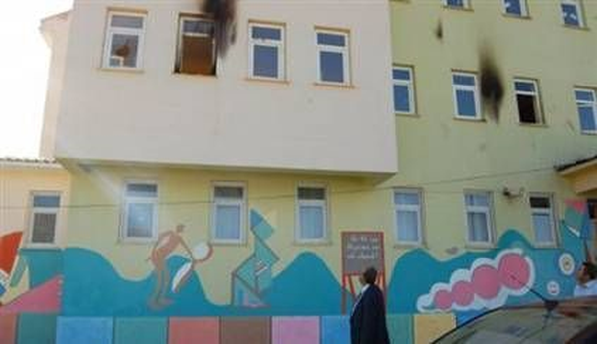 Okula Ses Bombası ve Molotofkokteyli Atılması