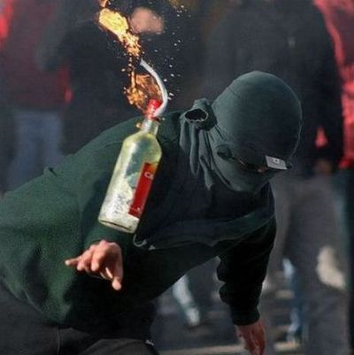 (Özel Haber) Benzin İstasyonuna Molotoflu Saldırı Kamerada